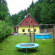 Chalupa Jeseníky Jindřichov - zahrada s trampolínou a bazénem