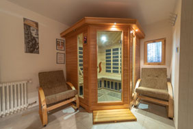 Chalupa Jeseníky Jindřichov - SAUNA - pohled do sauny, vedle křeslo k odpočinku